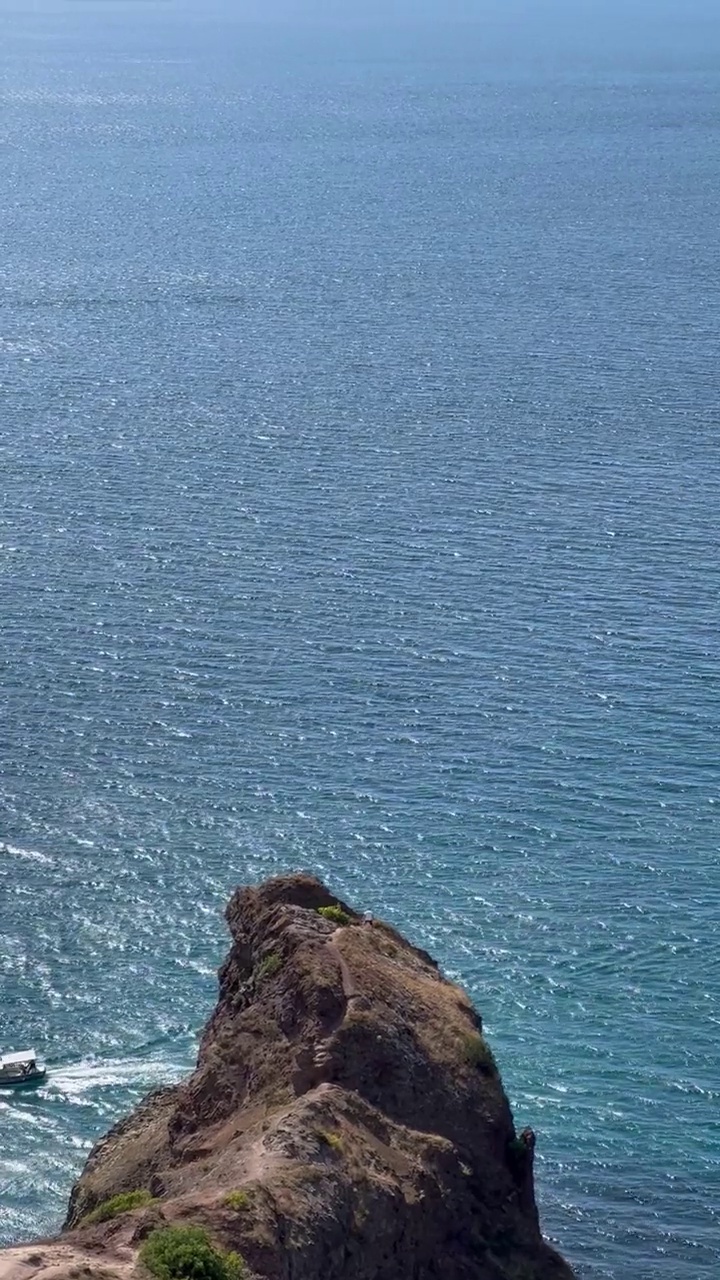 海景。一个人在平静的海面上徒步旅行。游艇视频素材