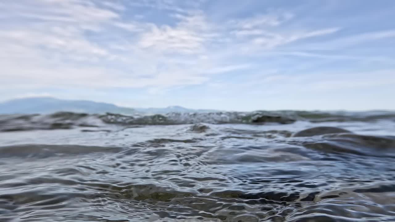 加尔达湖的新鲜波浪视频素材