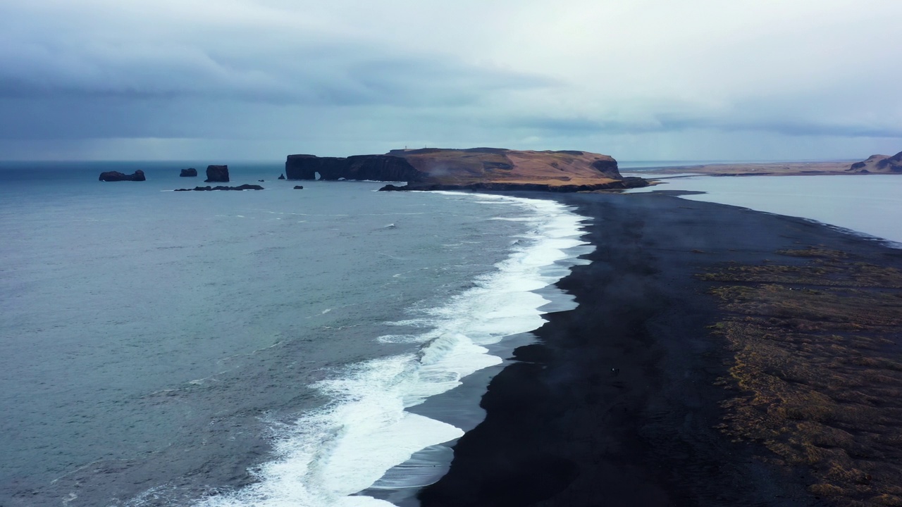 黑沙滩与巨大的海浪，空中电影4k视频，美丽的大自然在冰岛。从上面看海岸线。Reynisfjara维克。视频素材