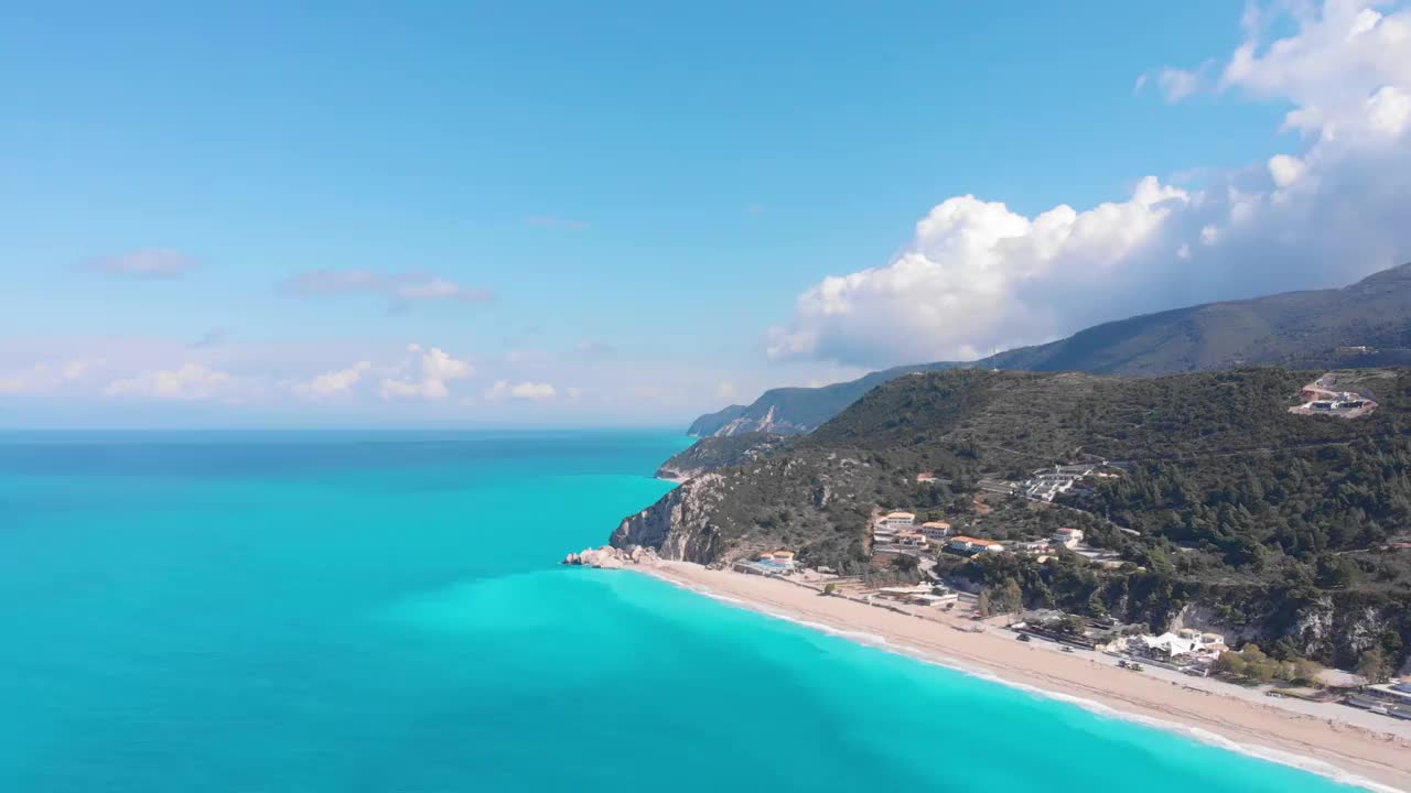 空中美丽的海滩和水湾在希腊壮观的海岸线。碧蓝透明的海水，独特的岩石悬崖，希腊夏季旅游的首选目的地莱夫卡达岛视频下载