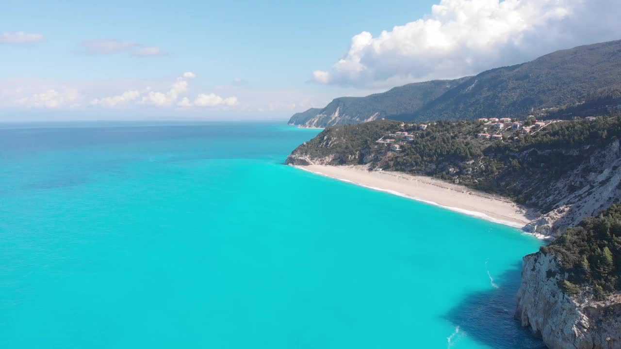 空中美丽的海滩和水湾在希腊壮观的海岸线。碧蓝透明的海水，独特的岩石悬崖，希腊夏季旅游的首选目的地莱夫卡达岛视频下载