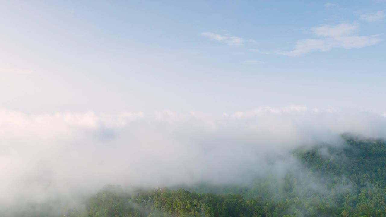 山谷中雾的超缩，早晨日出时空中拍摄的薄雾与绿色森林，早晨在泰国南邦乡村拍摄的海雾笼罩山区的鸟瞰图视频素材