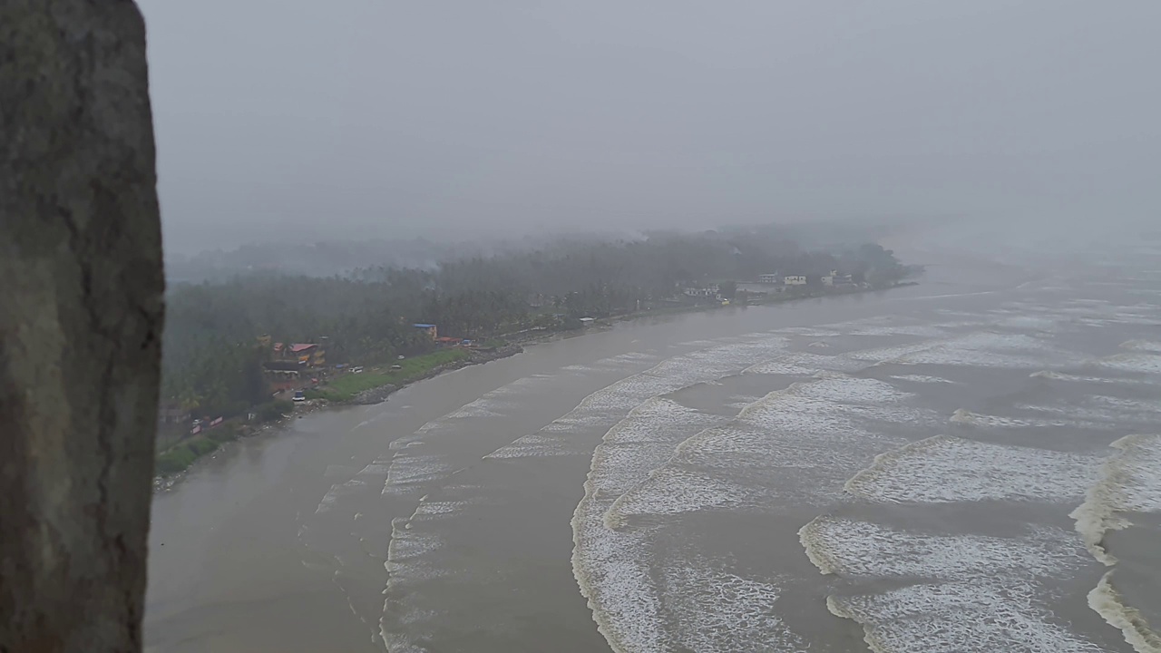 细雨落在海上破碎的波浪上，形成了一种朦胧的气氛视频素材