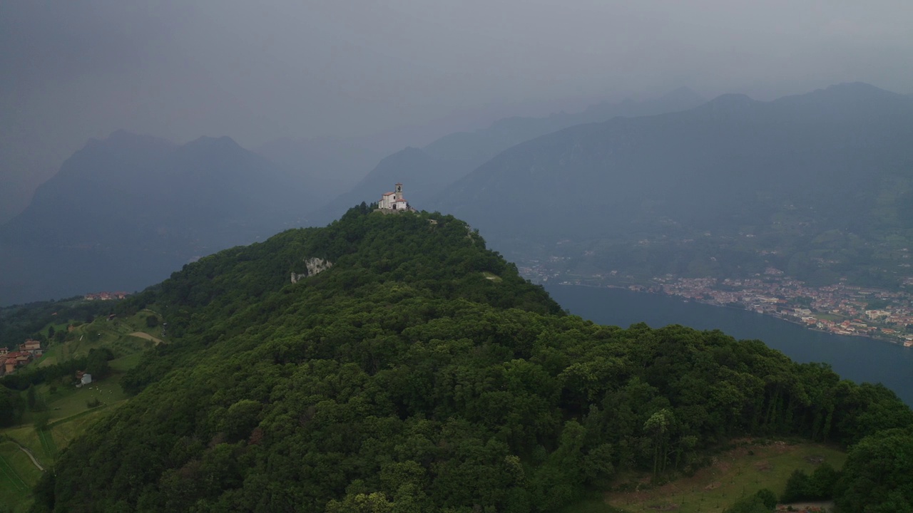 意大利伊塞奥湖伊索拉山山顶上的圣母圣堂视频素材