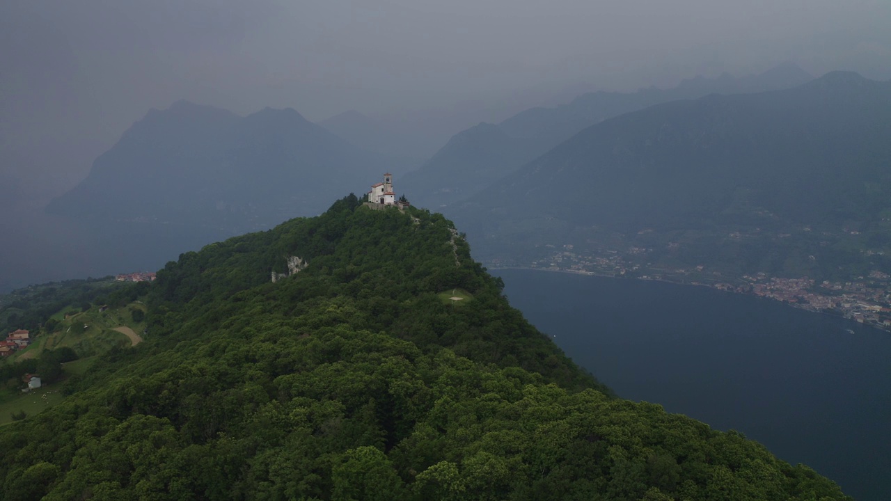 意大利伊塞奥湖伊索拉山山顶上的圣母圣堂视频下载