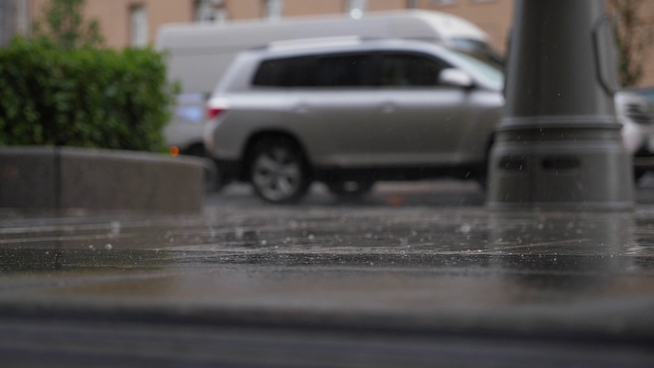 雨中交通堵塞的模糊图像，行人在前景中行走视频素材