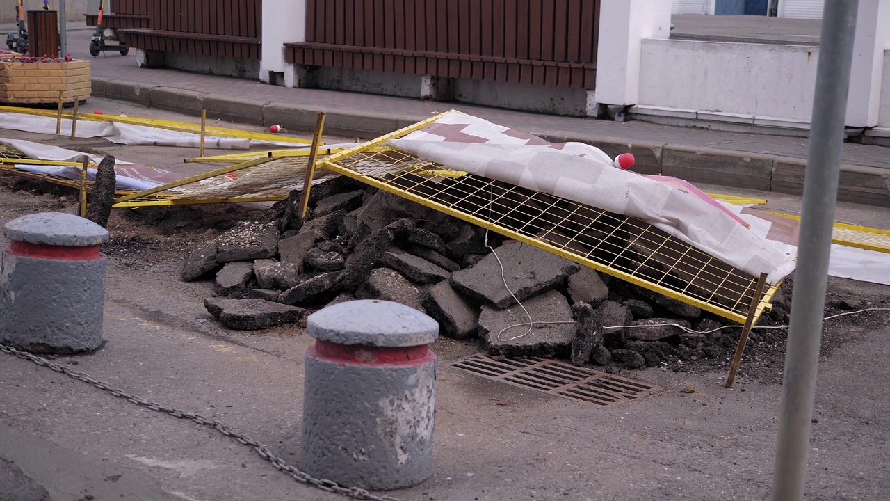 城市里的建筑碎片和被切割的沥青覆盖着防水油布。视频素材