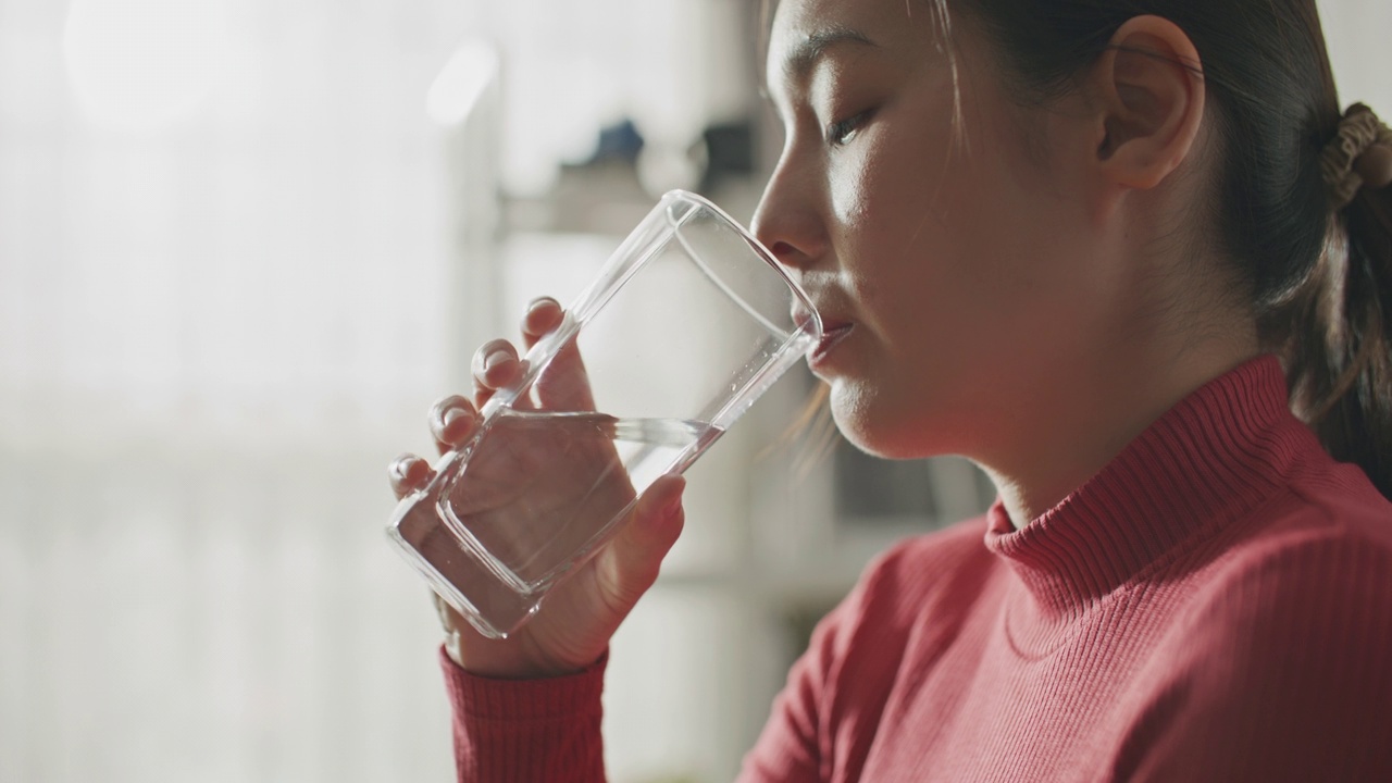 健康的年轻女子在喝水视频素材