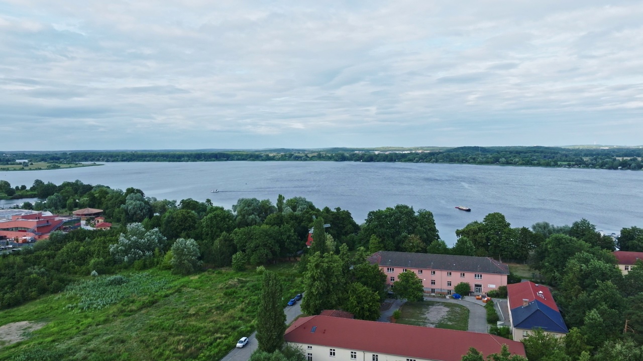 德国Werder (Havel)的Großer Zernsee鸟瞰图视频素材