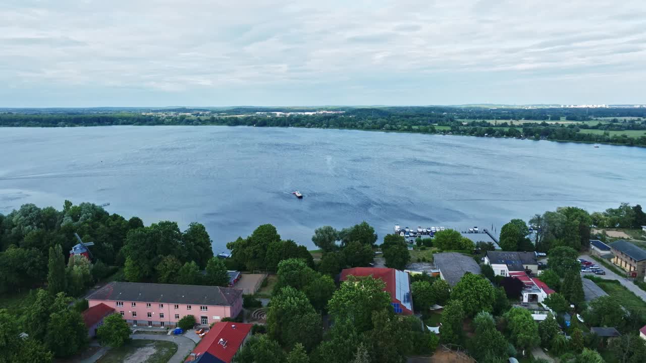 德国Werder (Havel)的Großer Zernsee鸟瞰图视频素材