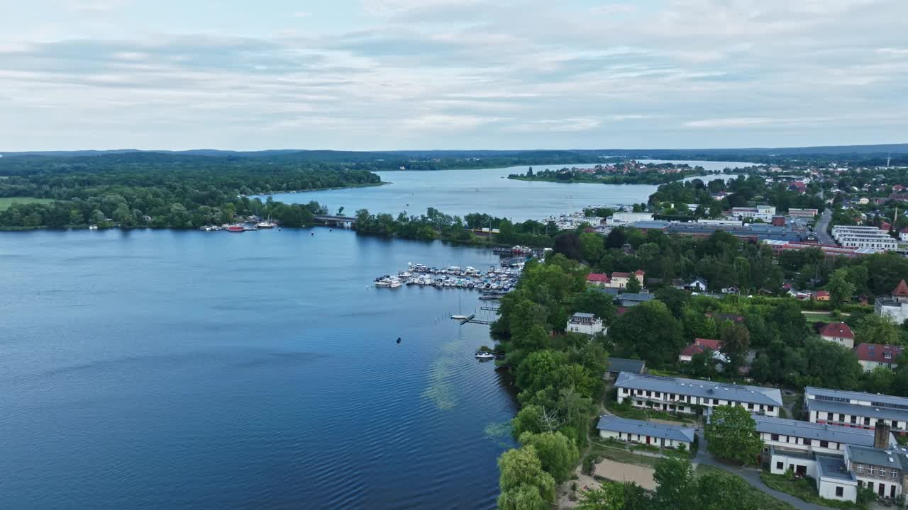 德国Werder (Havel)的Großer Zernsee鸟瞰图视频素材