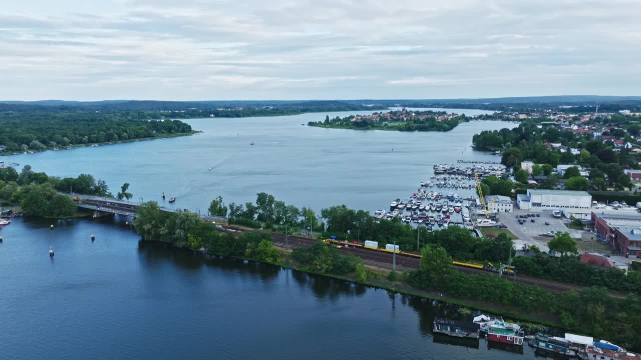 德国Werder (Havel)的Großer Zernsee鸟瞰图视频素材