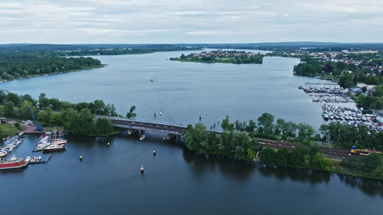 德国Werder (Havel)的Großer Zernsee鸟瞰图视频素材