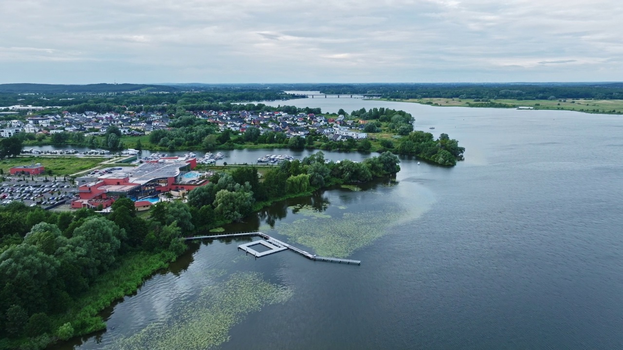 德国Werder (Havel)的Großer Zernsee鸟瞰图视频素材