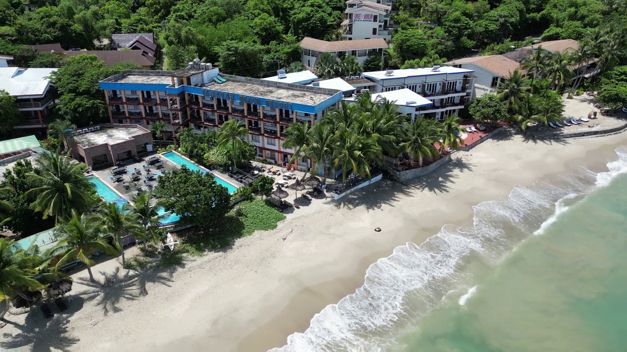 小镇度假胜地和俯瞰大海的酒店建筑群视频素材