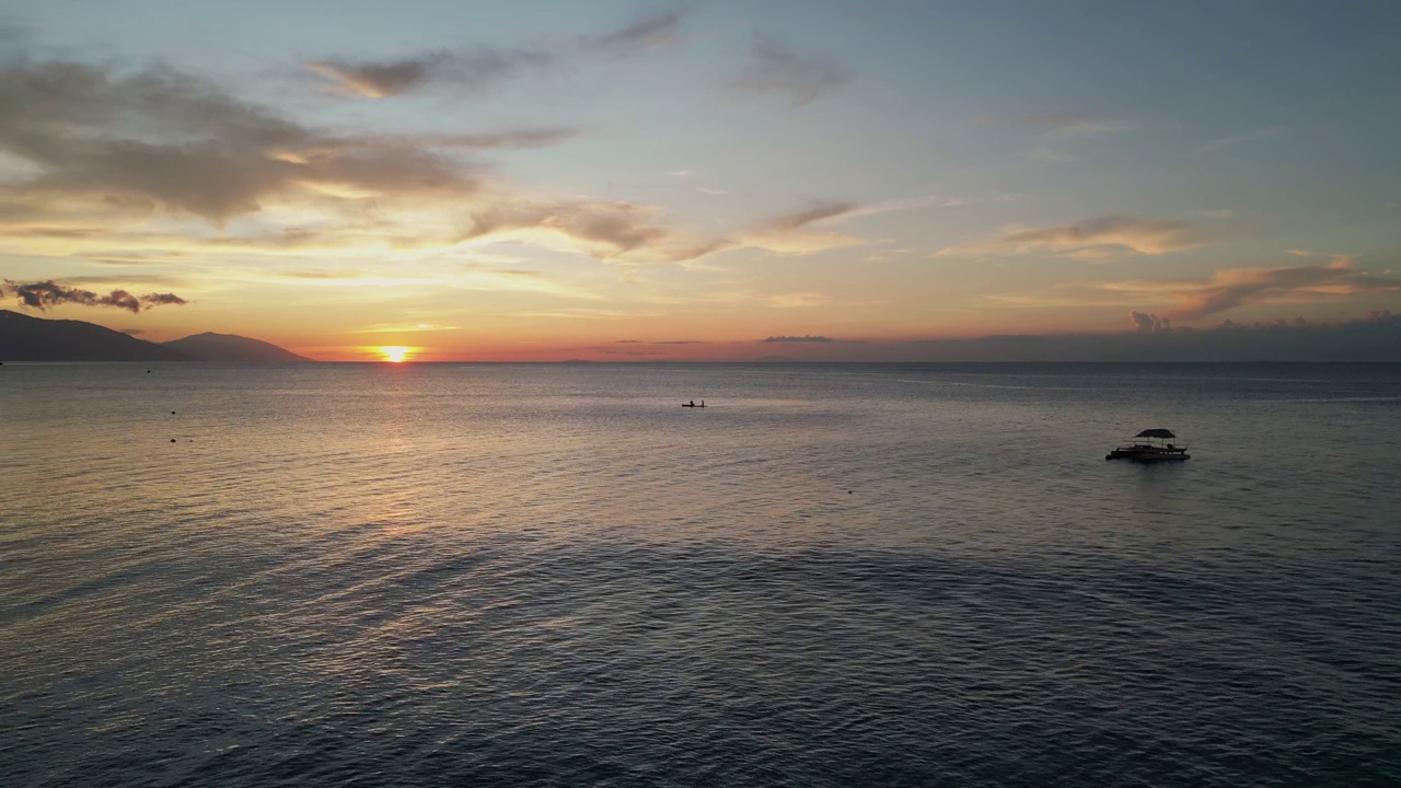 风景优美的海滩景区，供游客在日落时乘船游览视频素材