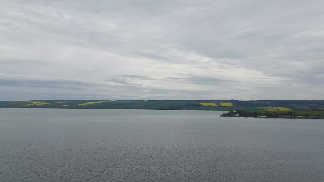 宁静的英弗戈登上空有开阔的天空和云彩的海景视频下载