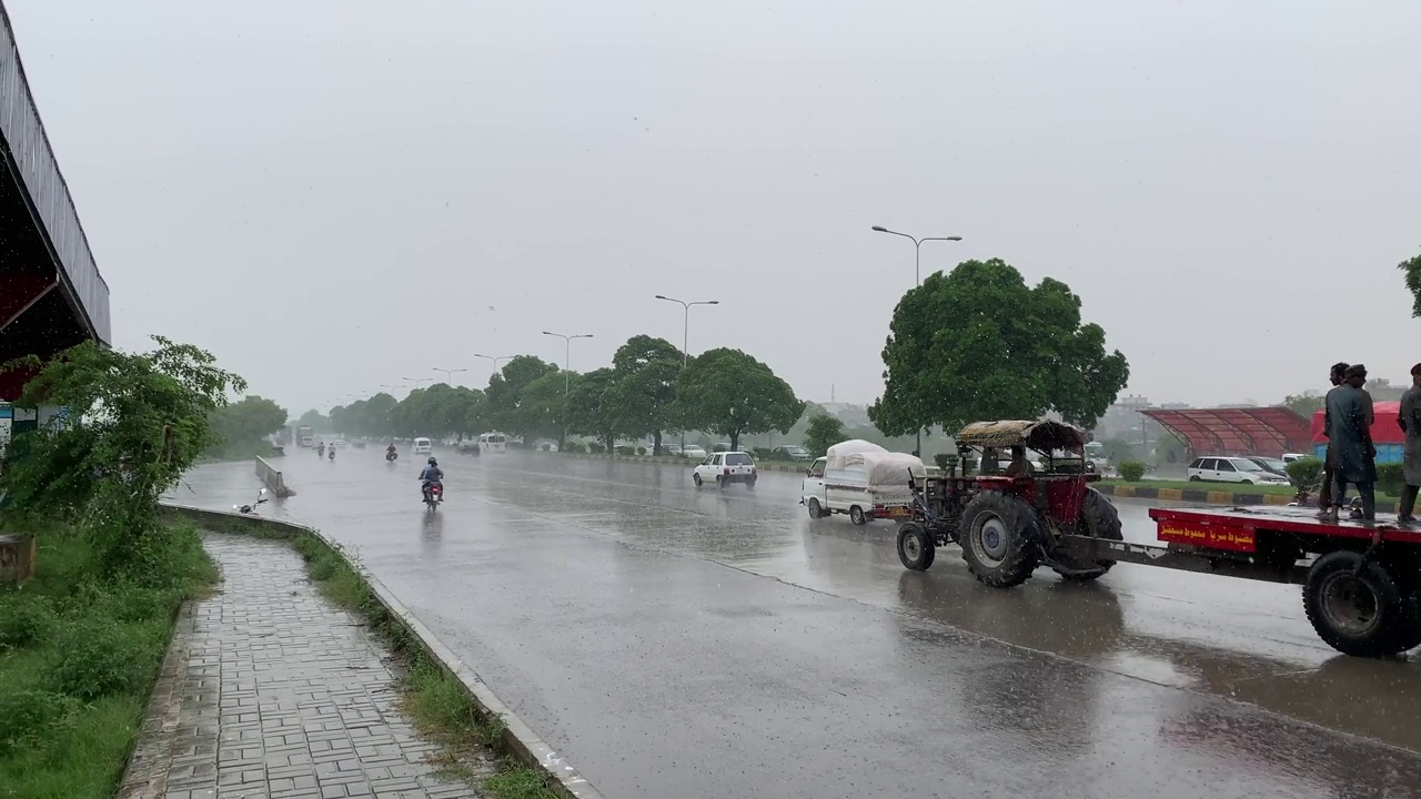 车辆在大雨中行驶，水花飞溅。视频素材