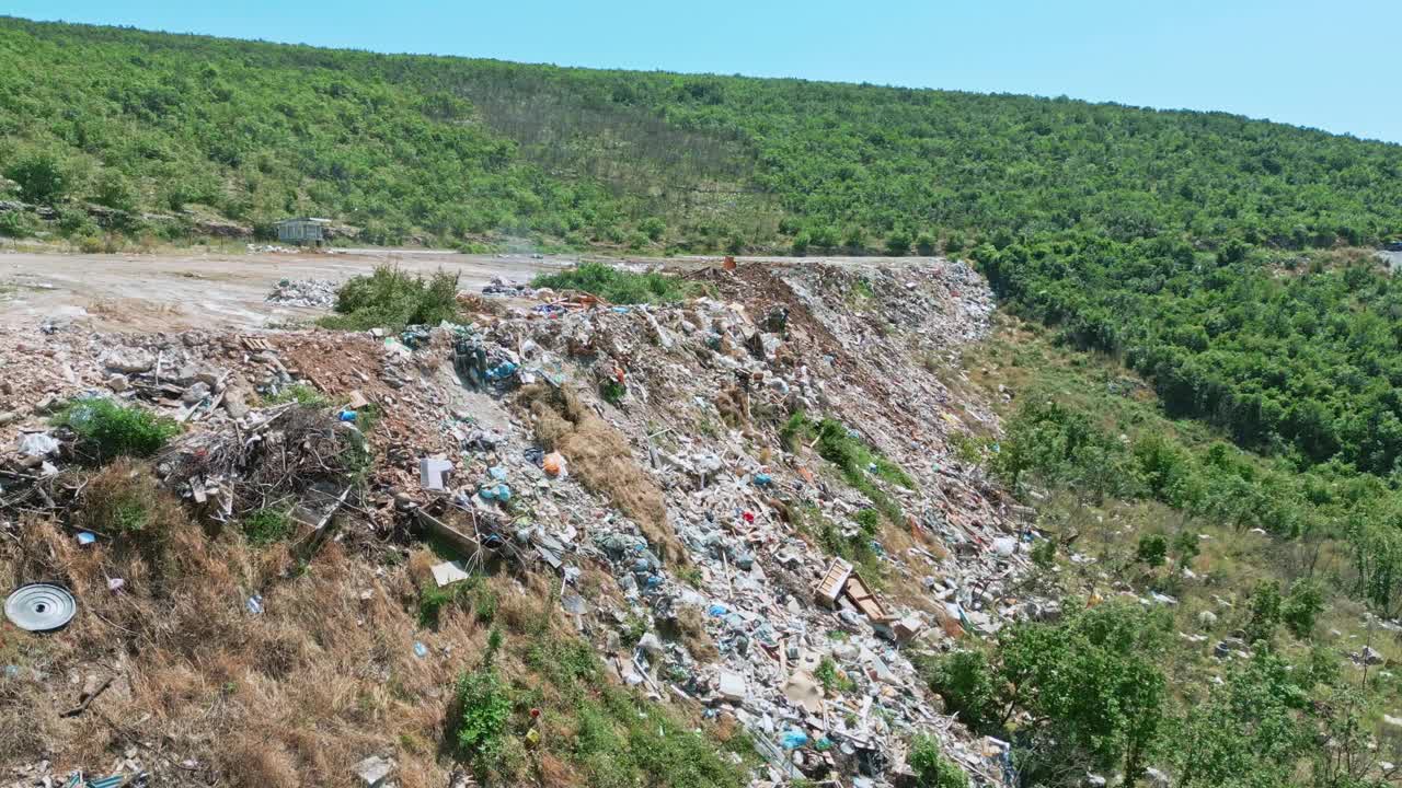 近距离观察大自然中污染地球的垃圾场视频素材