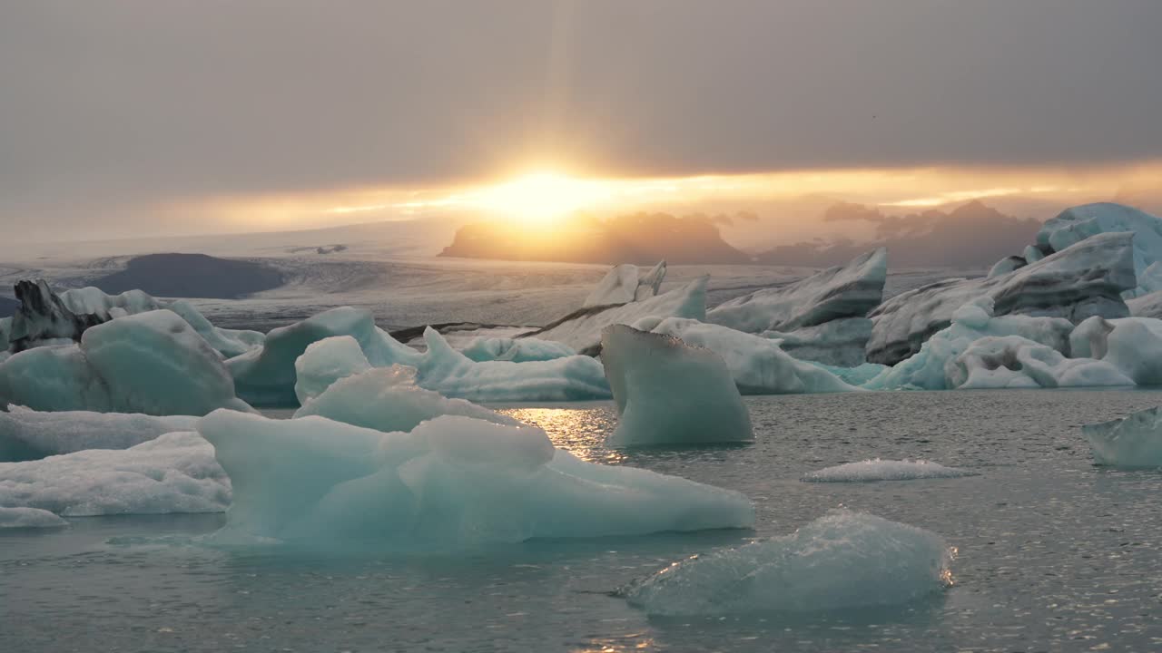 夕阳照耀着冰岛的Jokulsarlon冰川泻湖和蓝色冰山视频素材