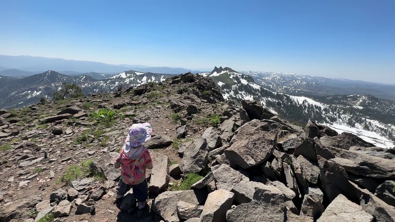 孩子们在山里背包旅行和徒步旅行视频素材