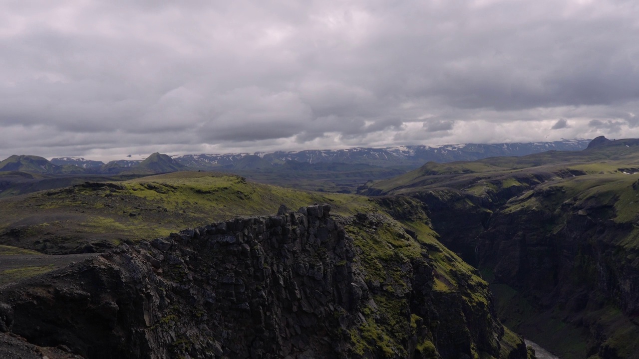 从Thorsmork到Landmannalaugar的Laugavegur小道上，冰岛的峡谷、高地和贫瘠的植被视频素材