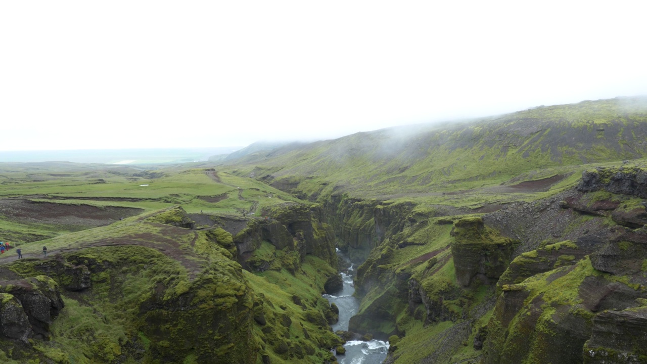 从Thorsmork到Landmannalaugar的Laugavegur小道上，冰岛的峡谷、高地和贫瘠的植被视频下载