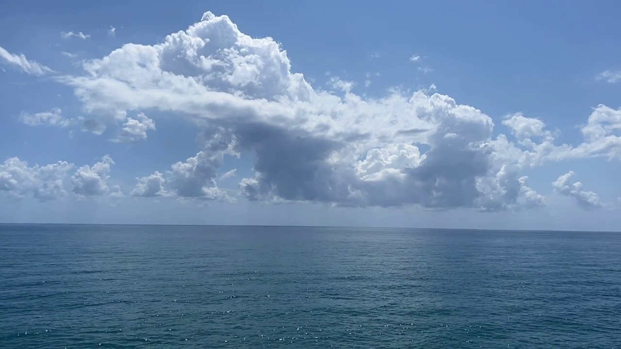 碧蓝的大海波光粼粼的天空美丽的云。视频素材