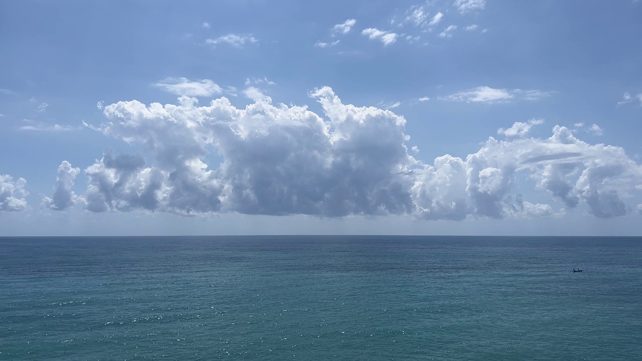 湛蓝的大海闪亮的波浪天空美丽的云，令人惊叹的天空云景在平静的海水。视频素材