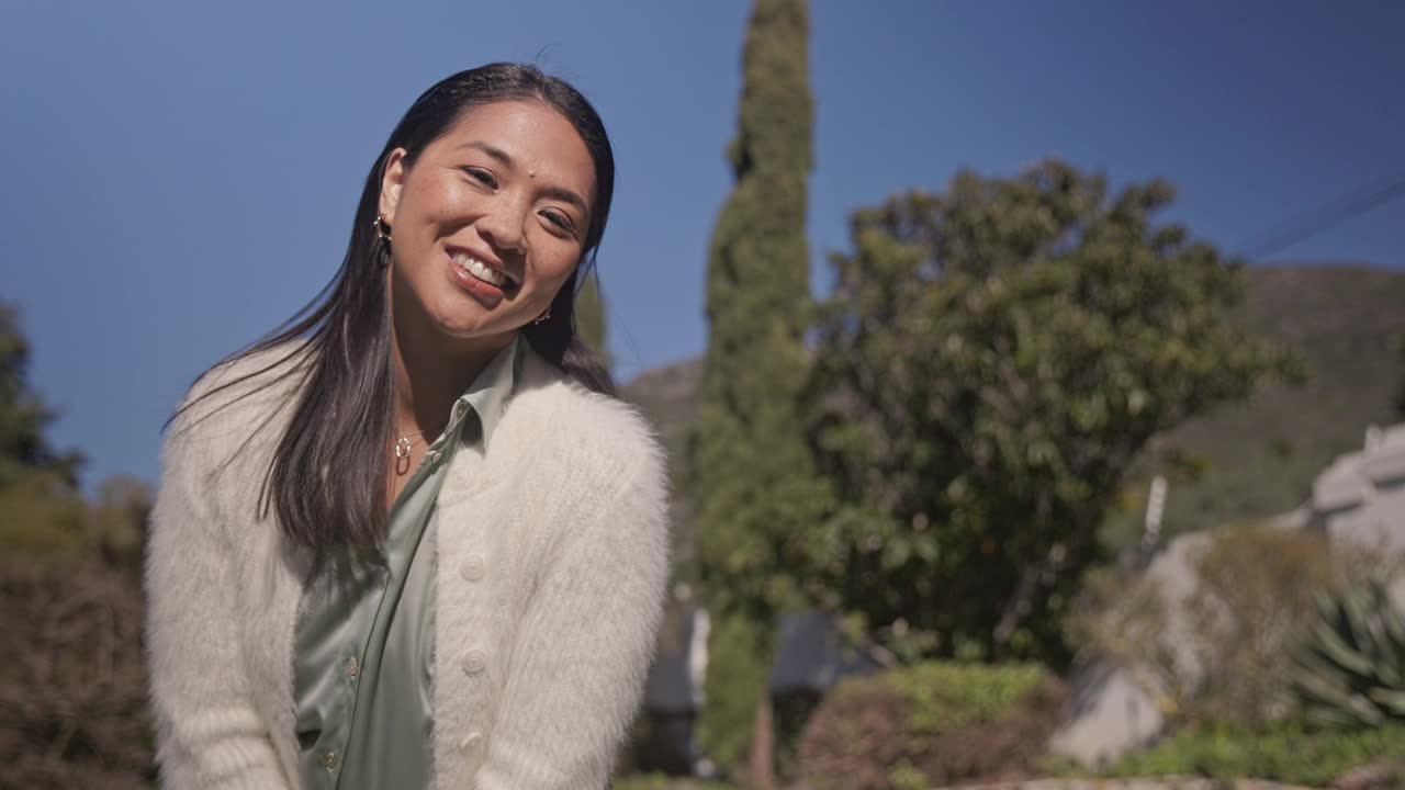 女人随风飘荡的自由的迷人肖像视频素材