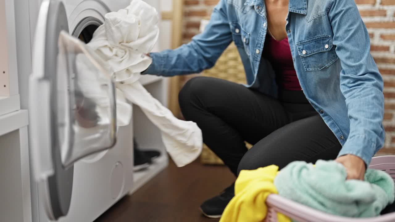 年轻漂亮的西班牙女人在洗衣房洗衣服视频素材