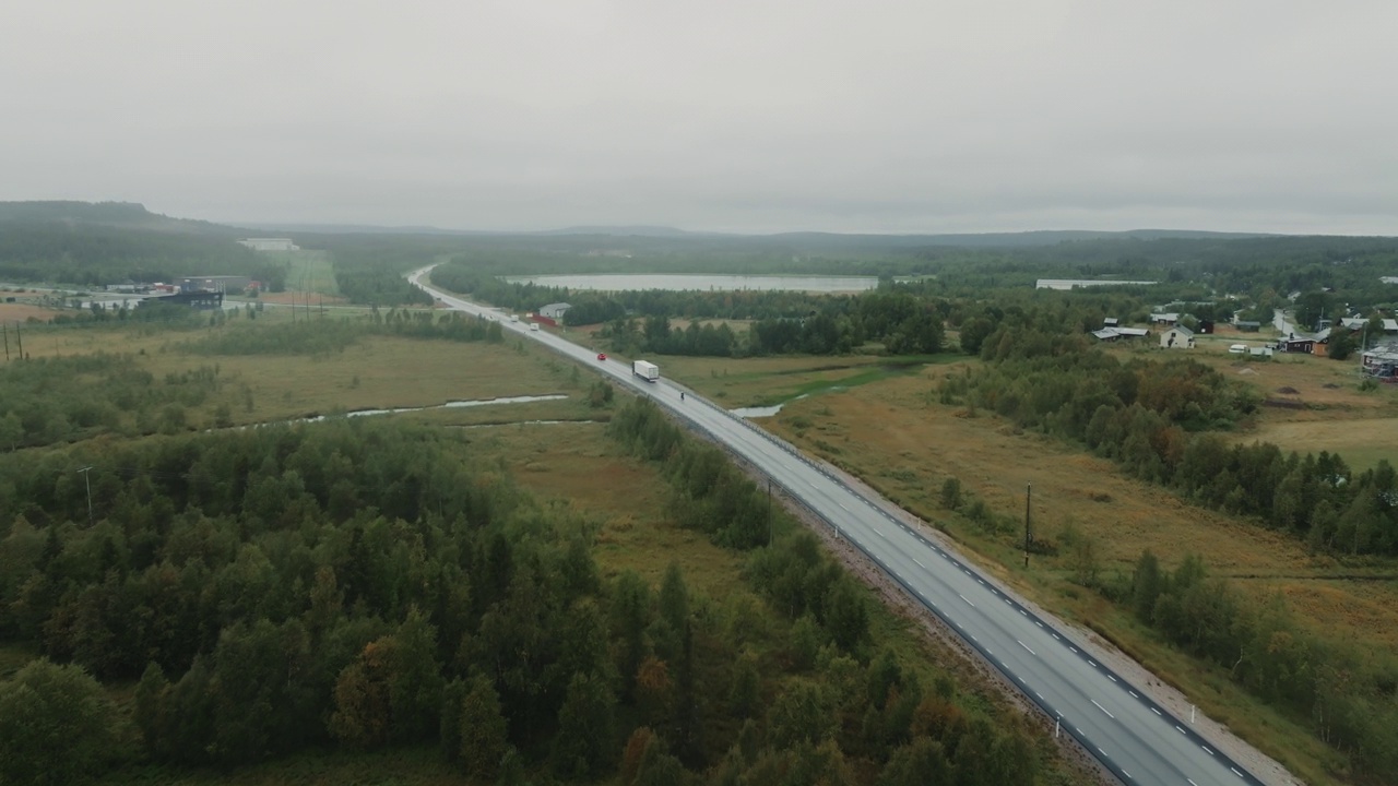 在灰色的日子里，车辆行驶在北欧自然的道路上视频素材