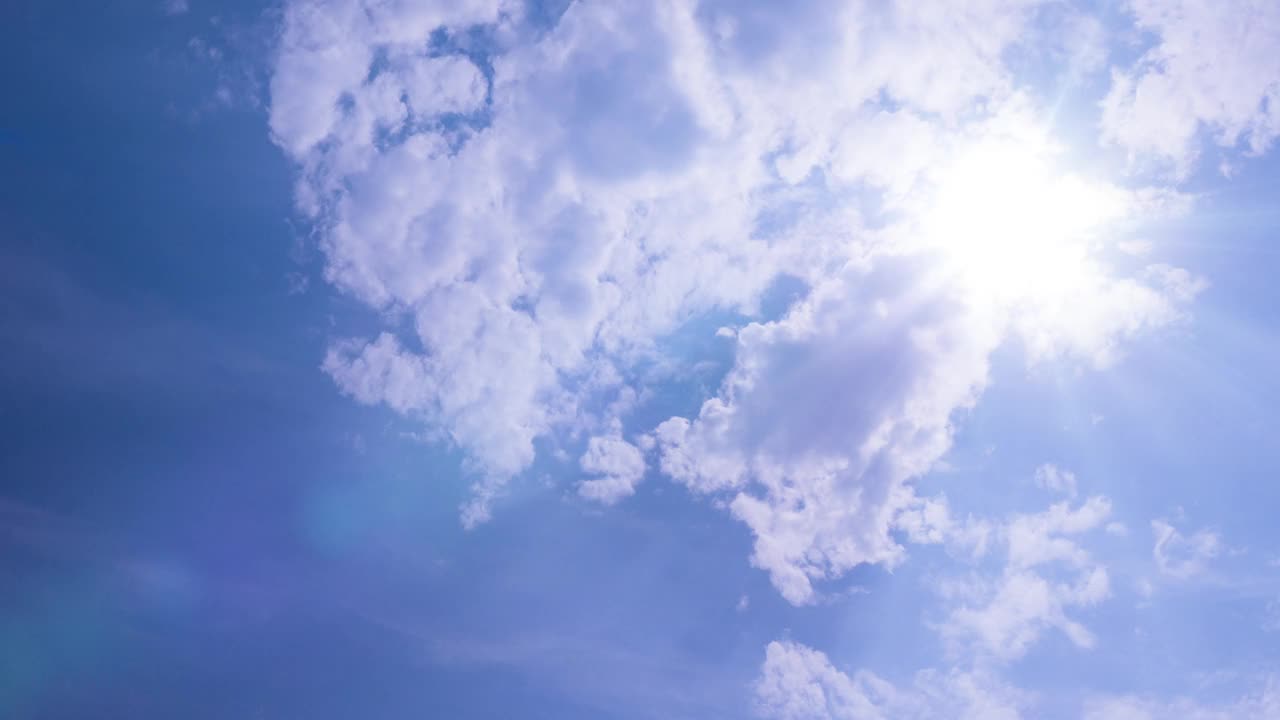 云飘过蓝天，变成了雷云。太阳透过云层露出来。夏天雨前，雨中。时间间隔。4 k视频素材