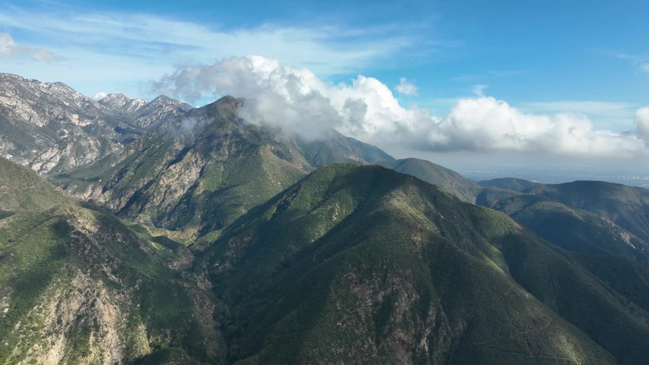 圣盖博山脉崎岖景观的航拍照片视频素材