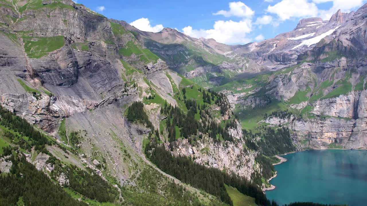 田园诗般的瑞士奥斯奇纳湖(奥斯奇纳湖)有着碧绿的湖水和阿尔卑斯山脉的雪峰视频素材