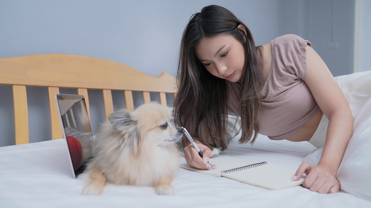 在房子里学习的亚洲女人。视频素材