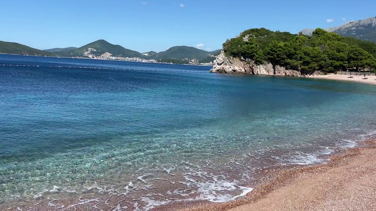 海水晶般清澈的水在卵石滩，亚得里亚海海岸在黑山。视频素材