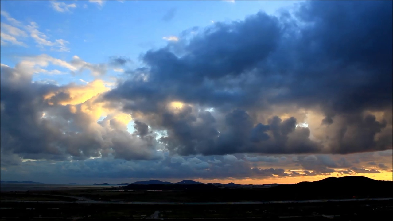 美丽的暴风雨傍晚的天空。时间随着乌云和夕阳流逝。视频素材