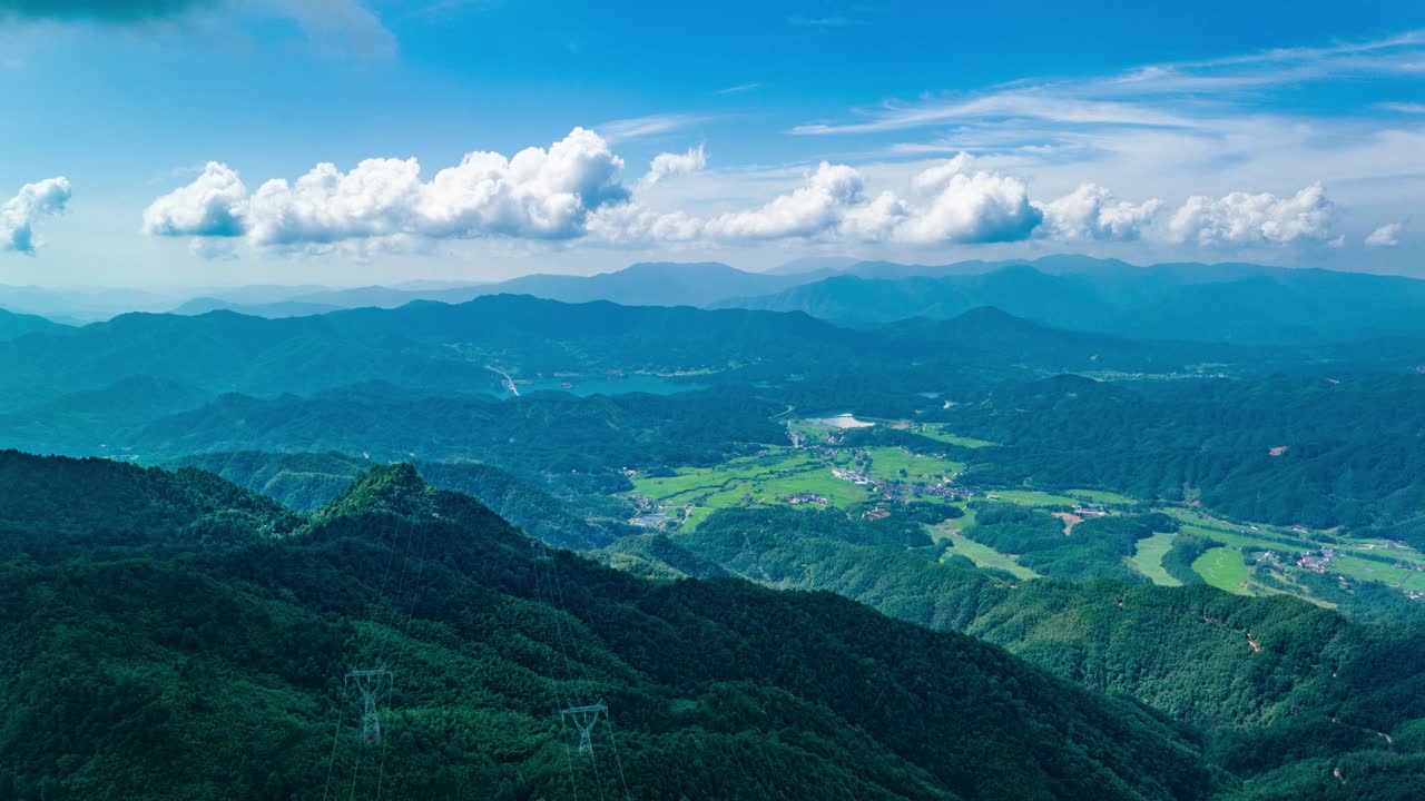 绿色的森林和蓝天白云在山上视频素材