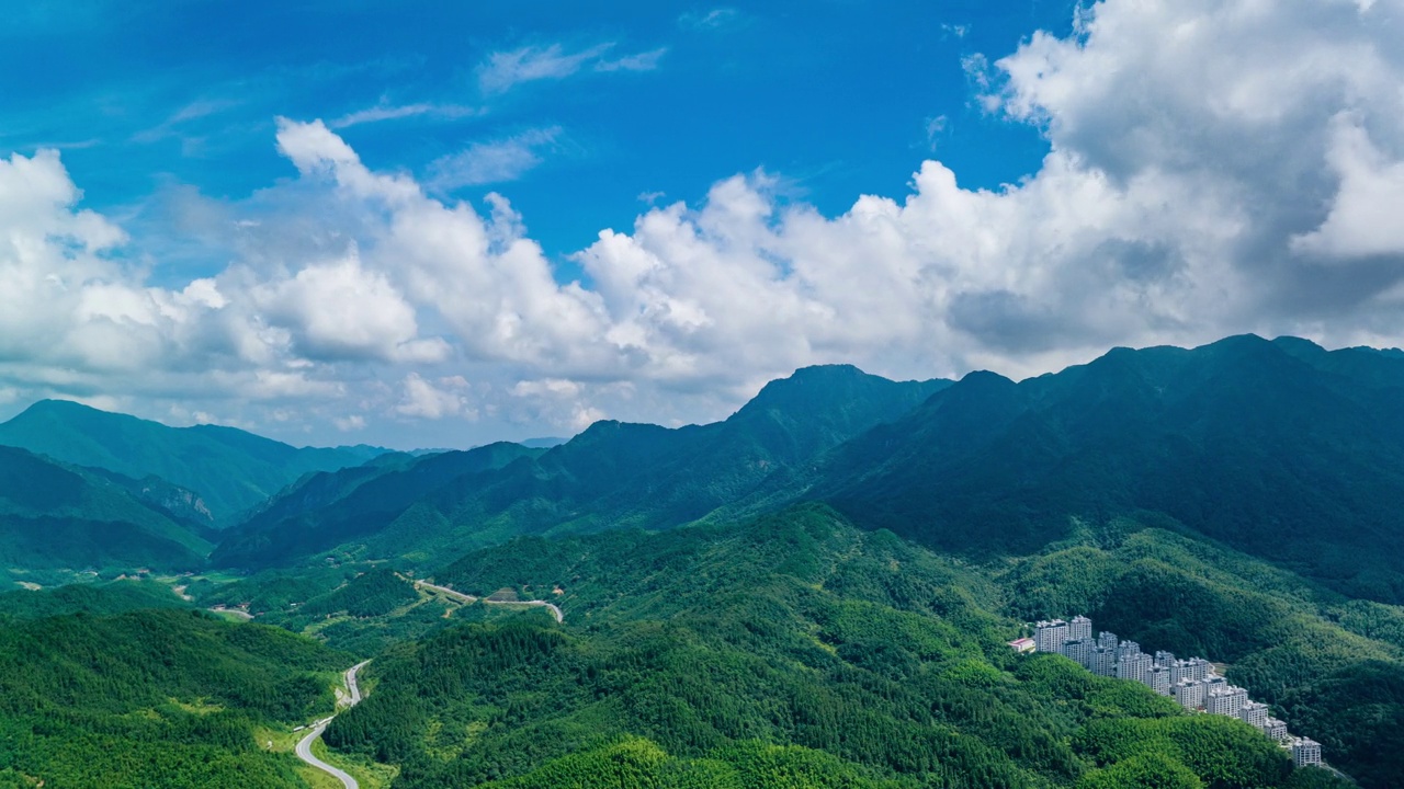 绿色的森林和蓝天白云在山上视频素材