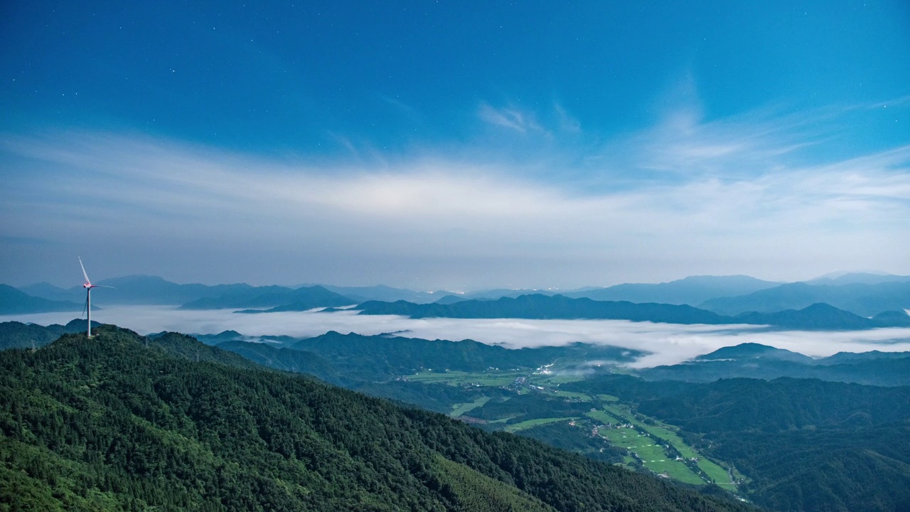 云海和山上的风力涡轮机视频素材