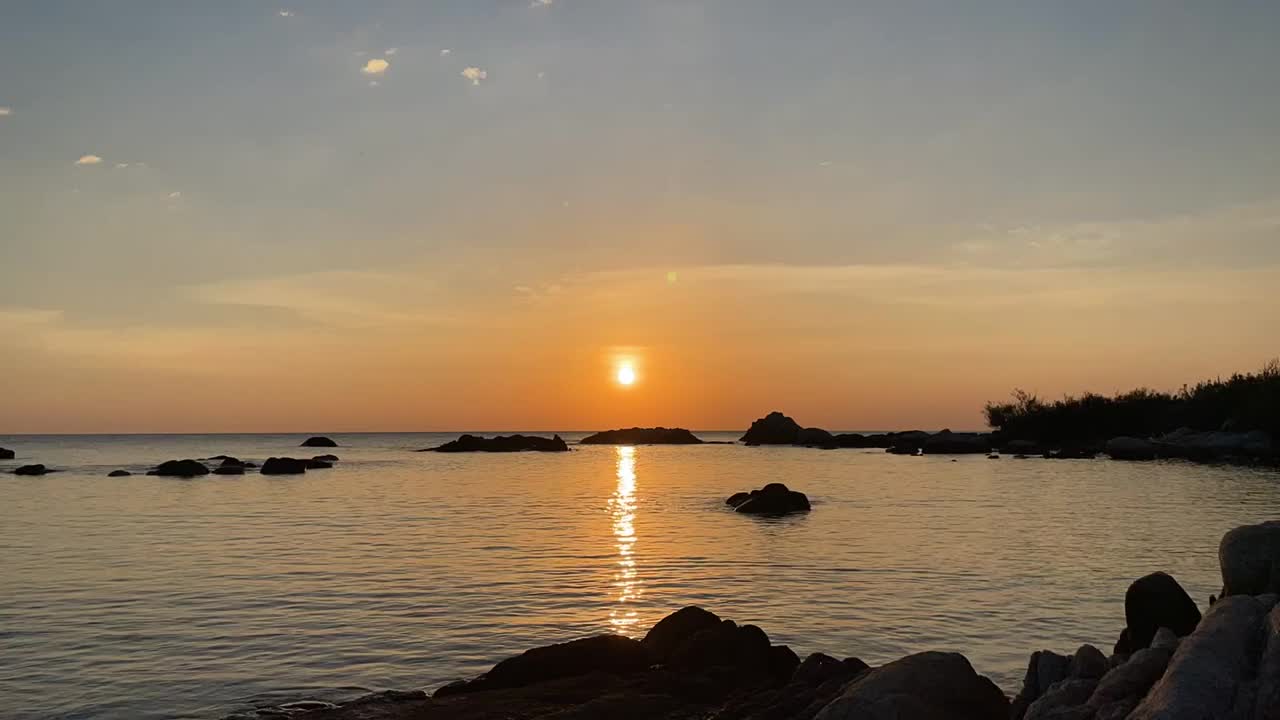 夕阳时移，天空掠过大海，自然景观，云雾滚滚，自然环境。在岛上度假。视频素材