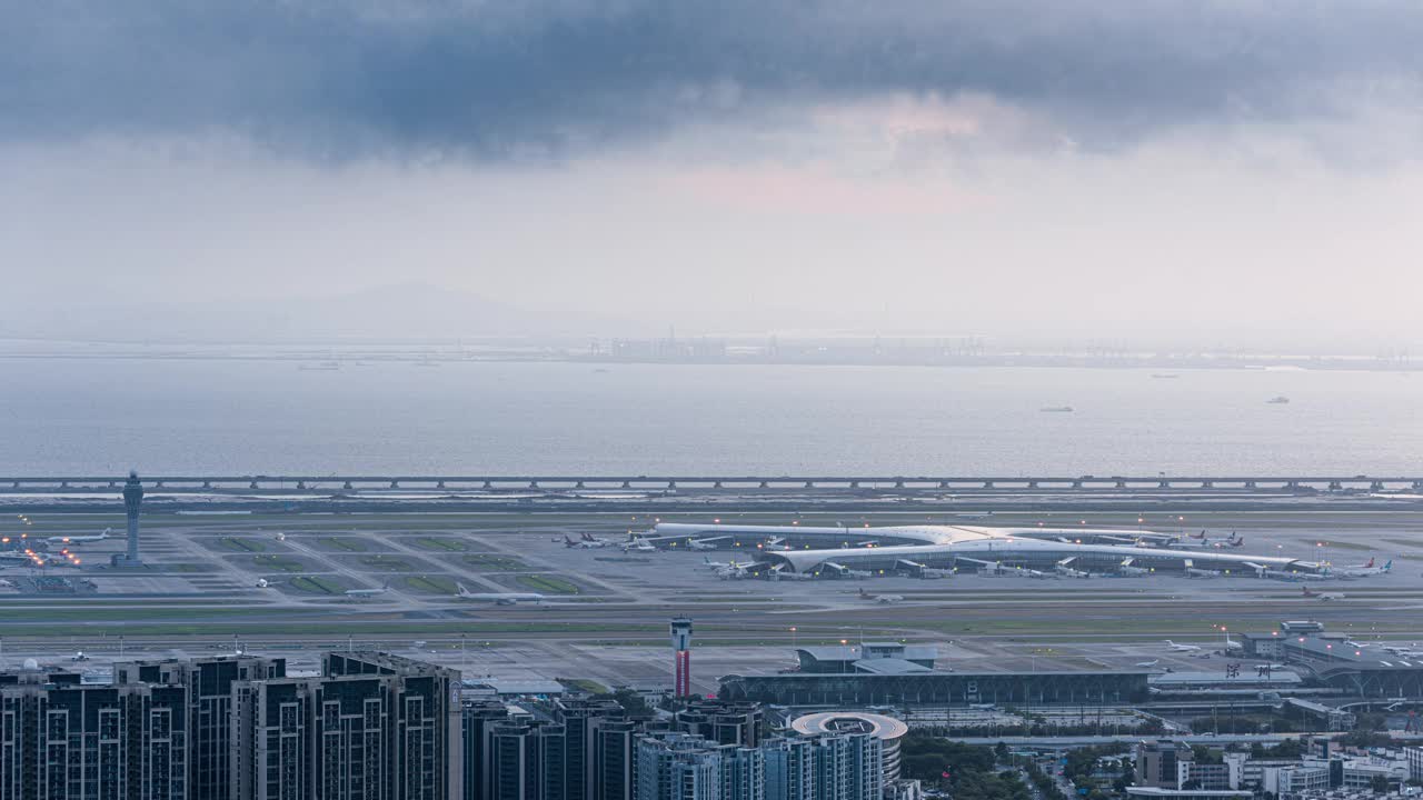 深圳宝安国际机场T3航站楼从白天到晚上的变焦镜头视频下载