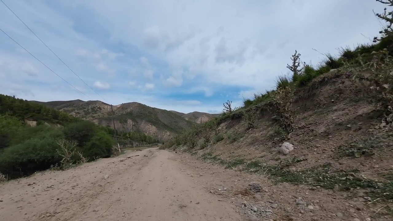 驾车穿过山峡。汽车的观点视频素材