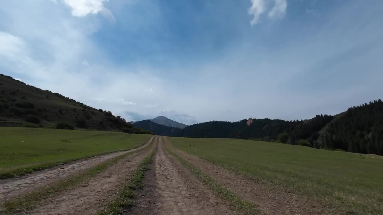 驾车穿过山峡。汽车的观点视频素材