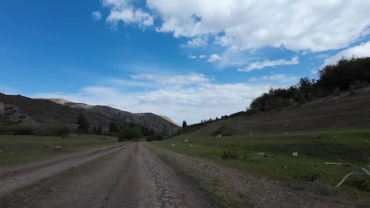 驾车穿过山峡。汽车的观点视频素材