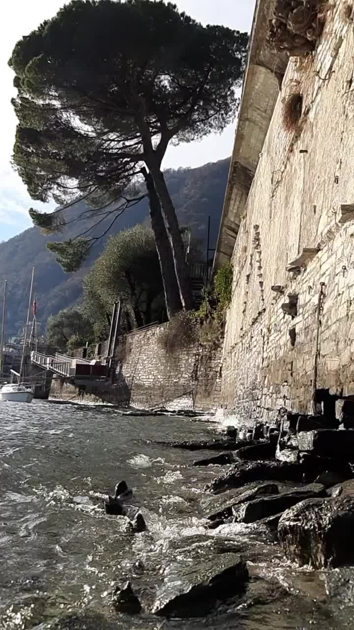 多岩石的海岸线，破碎的海浪。视频素材