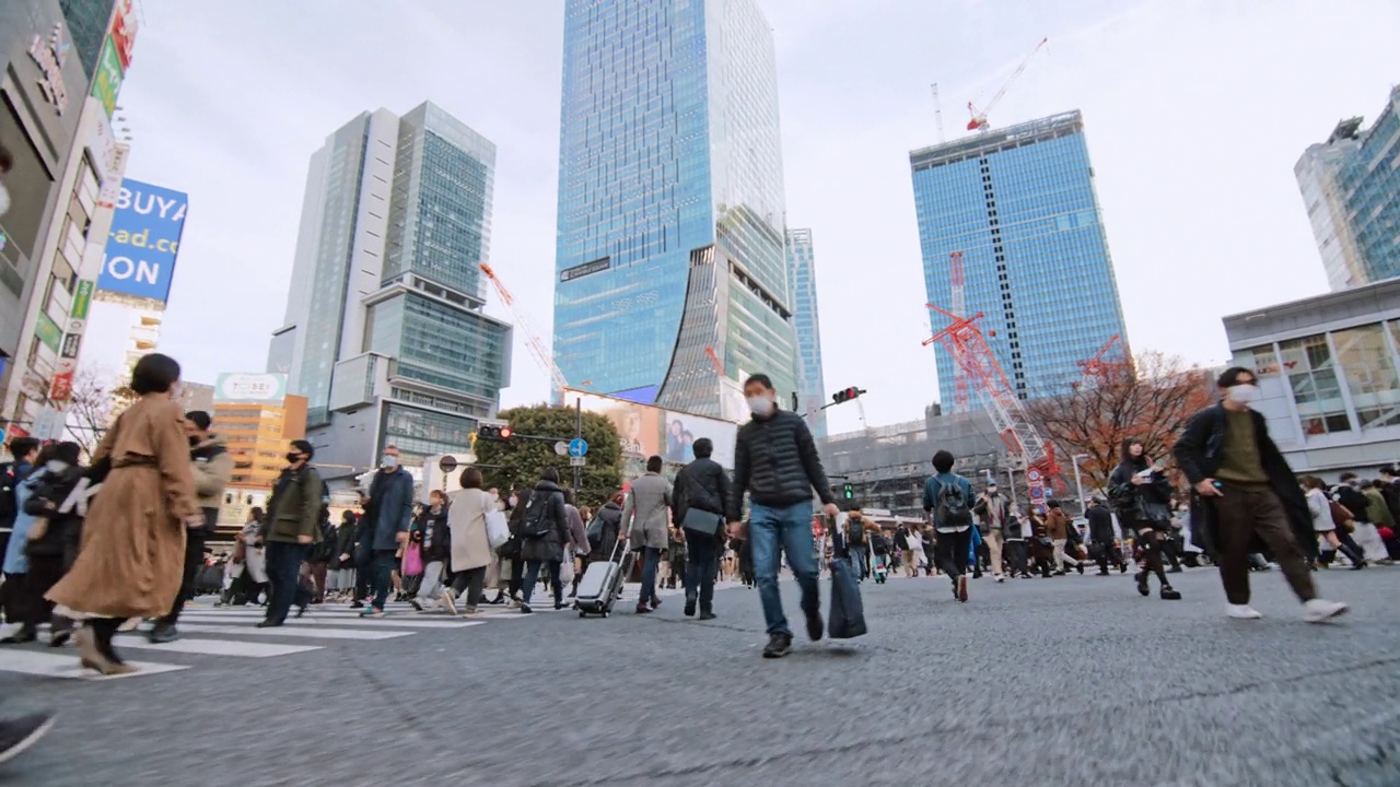 一群日本人，通勤者，旅行者走过涩谷的十字路口。东京旅游景点地标、交通运输、日本旅游、亚洲交通、亚洲城市生活视频下载