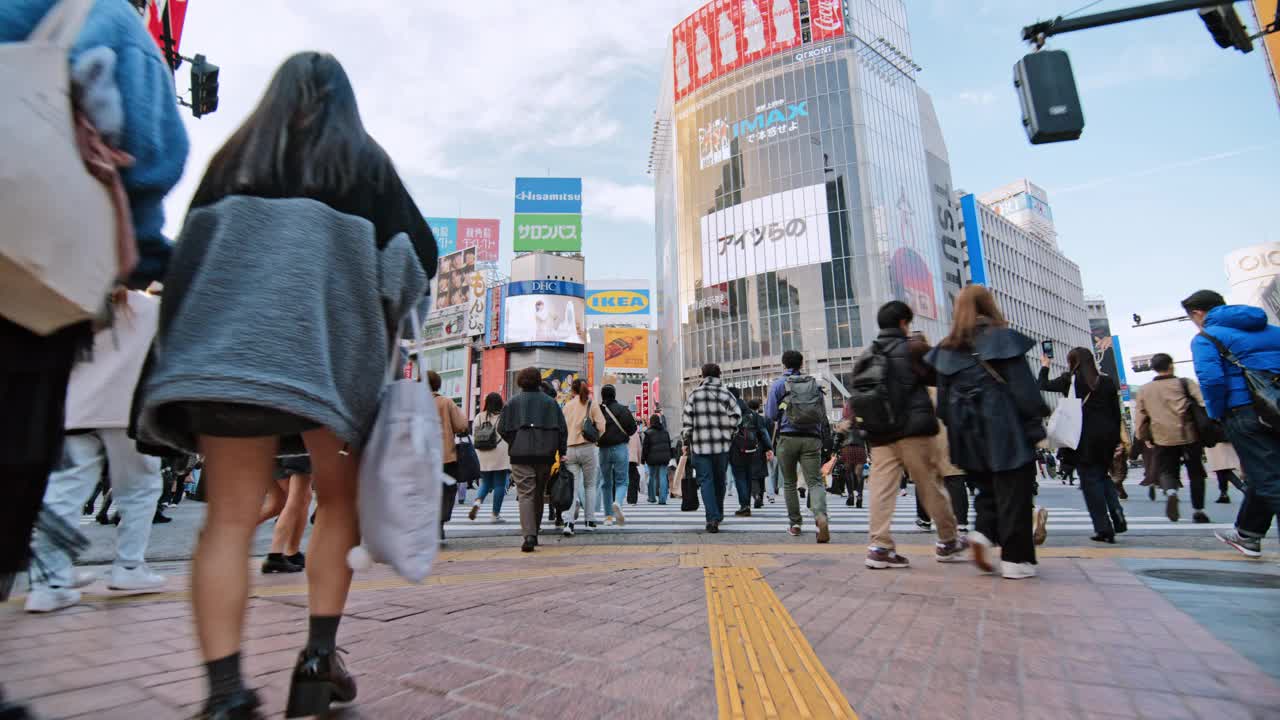 一群日本人，通勤者，旅行者走过涩谷的十字路口。东京旅游景点地标、交通运输、日本旅游、亚洲交通、亚洲城市生活视频下载