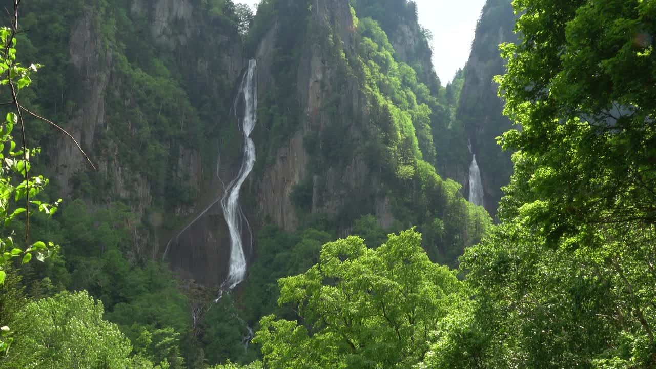 北海道Sounkyo的龙井瀑布和Ginga瀑布。视频素材